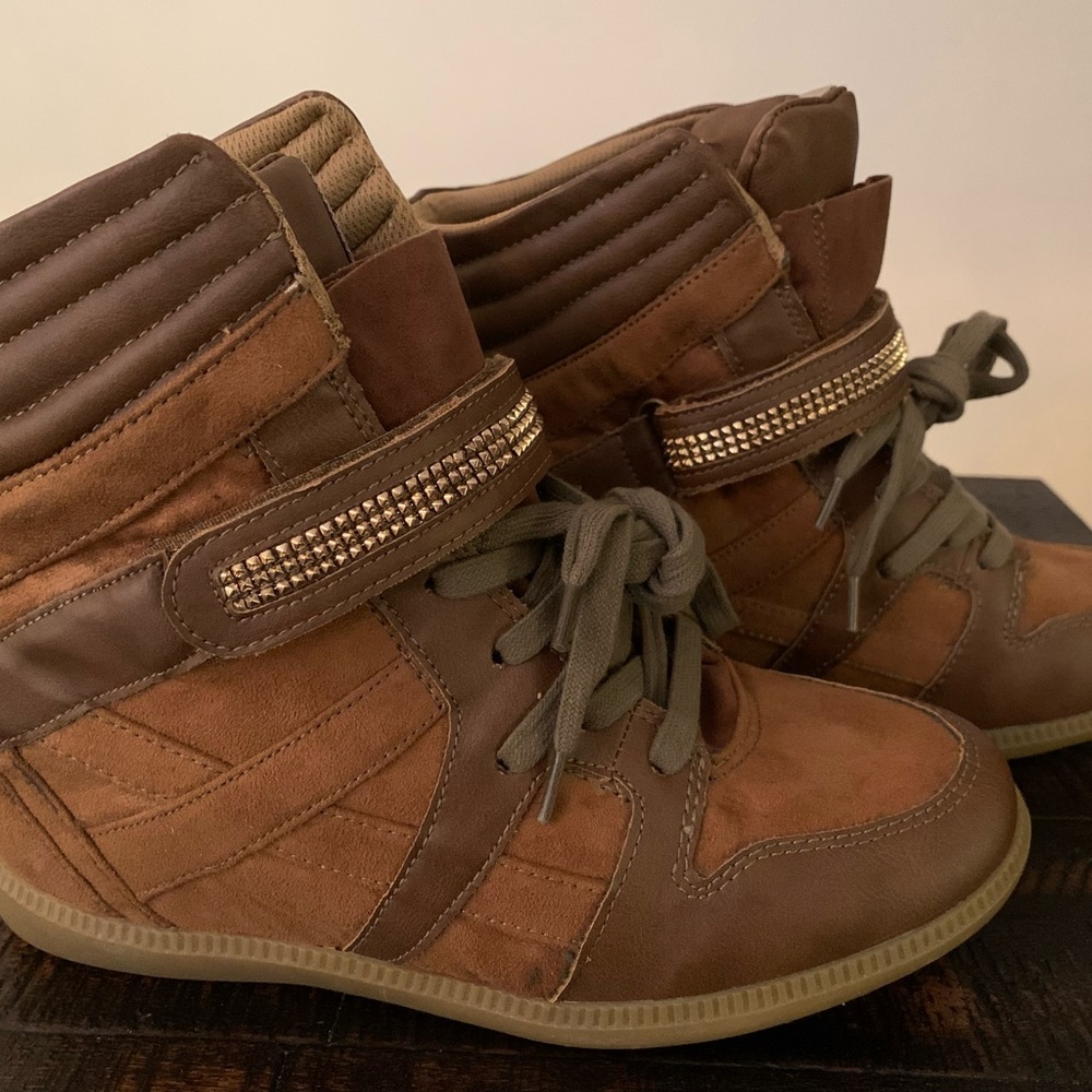 Pre-loved. Minimal wear. Please enlarge pictures to view. - Picture 2 of 13